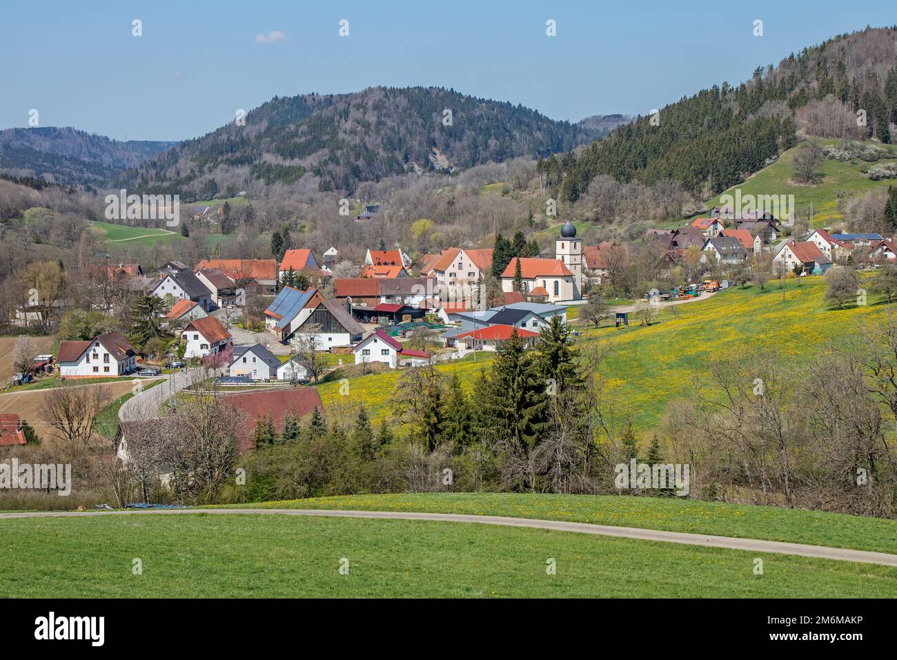 Achdorf mit der katholischen Kirche St. Nicholas, Südlicher Schwarzwald Stockfoto