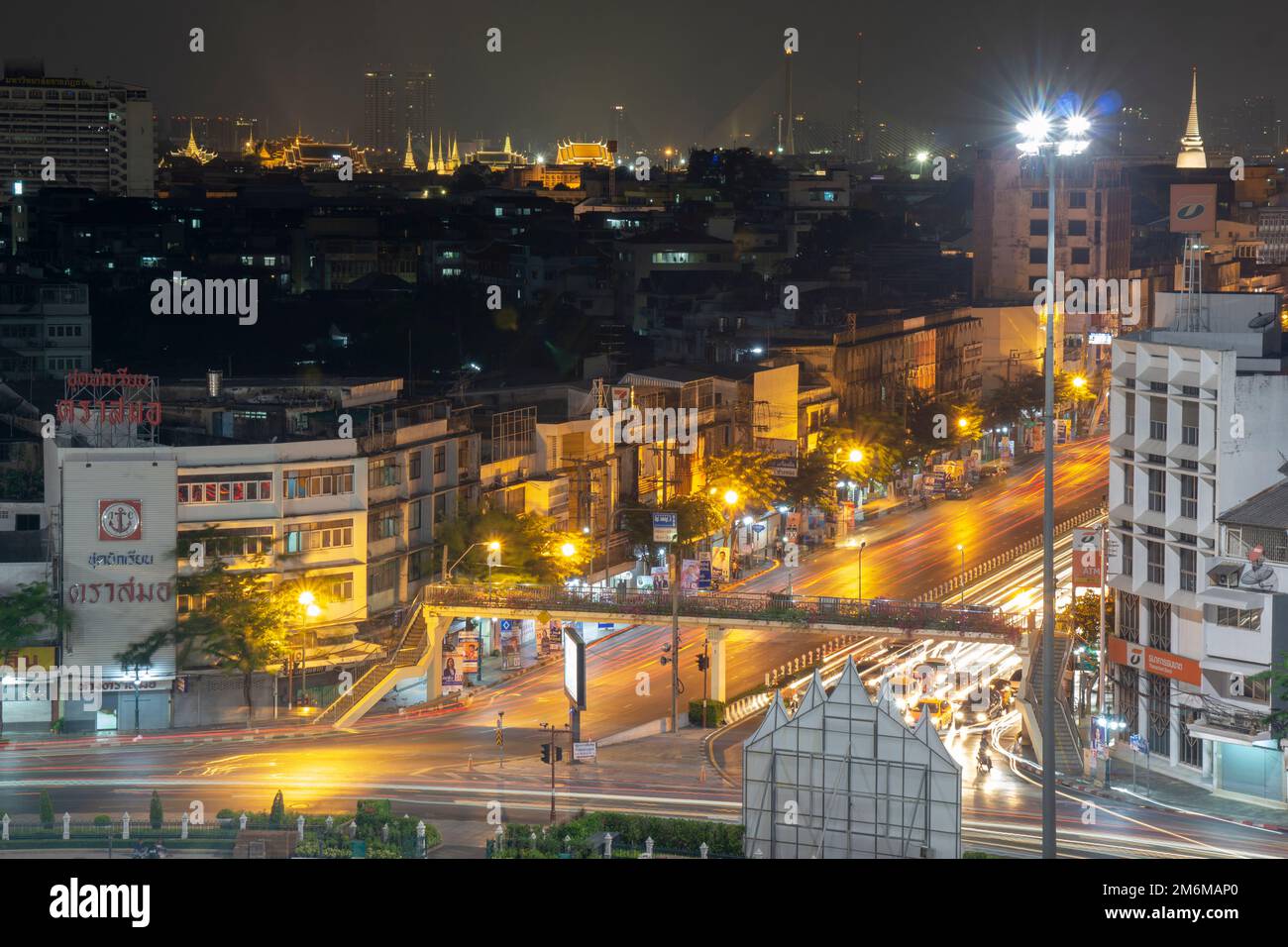 Wongwian Yai, Bangkok, Thailand. Passen Sie auf 3 2019 Straßenverkehr und die thailändische Hauptstadt ist mit Nachtlichtern dekoriert, die von einem di sichtbar sind Stockfoto