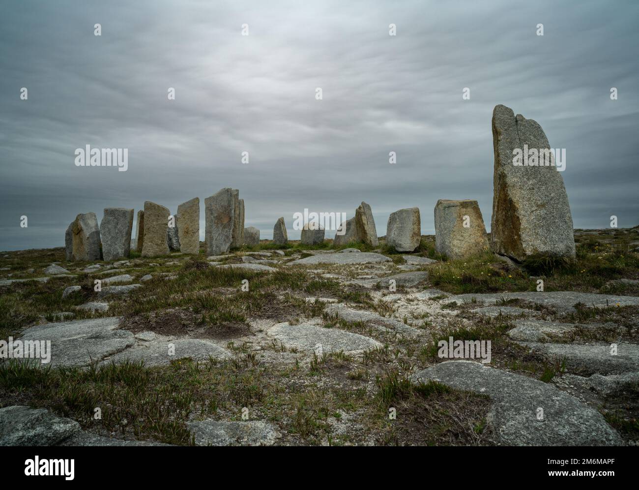 Eine lange Aussicht auf die historische Megalith-Stätte Tobar Dherbhile auf der Mullet-Halbinsel von Cou Stockfoto