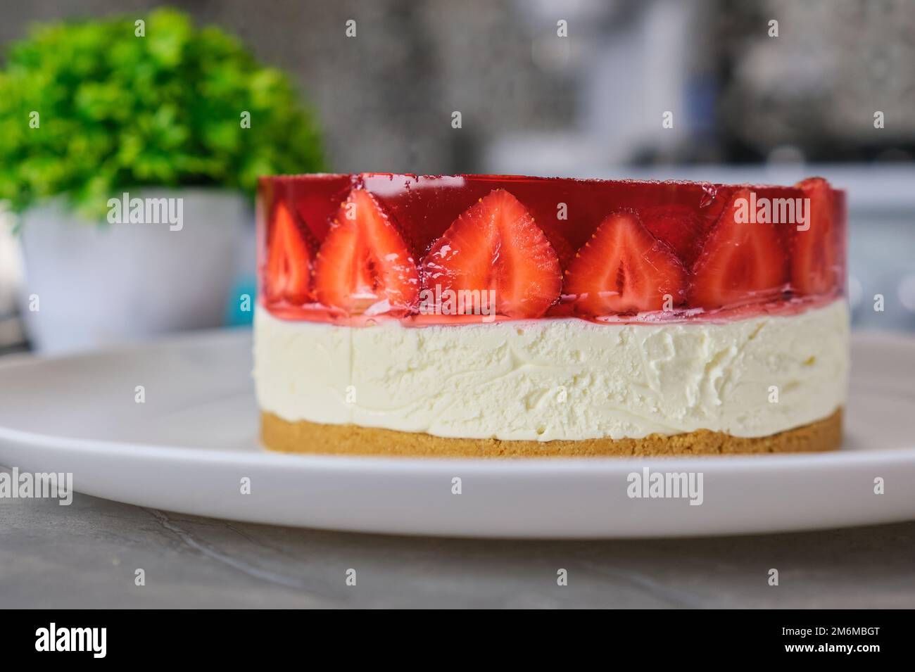 Hausgemachte Cold Strawberry Cheesecake Jelly Torte auf weißem Teller Stockfoto