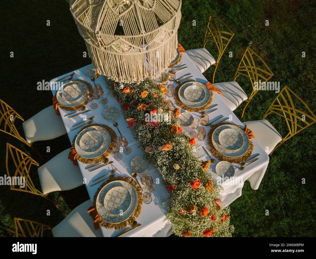 Mit Blumen dekorierter Tisch für Bankette Stockfoto