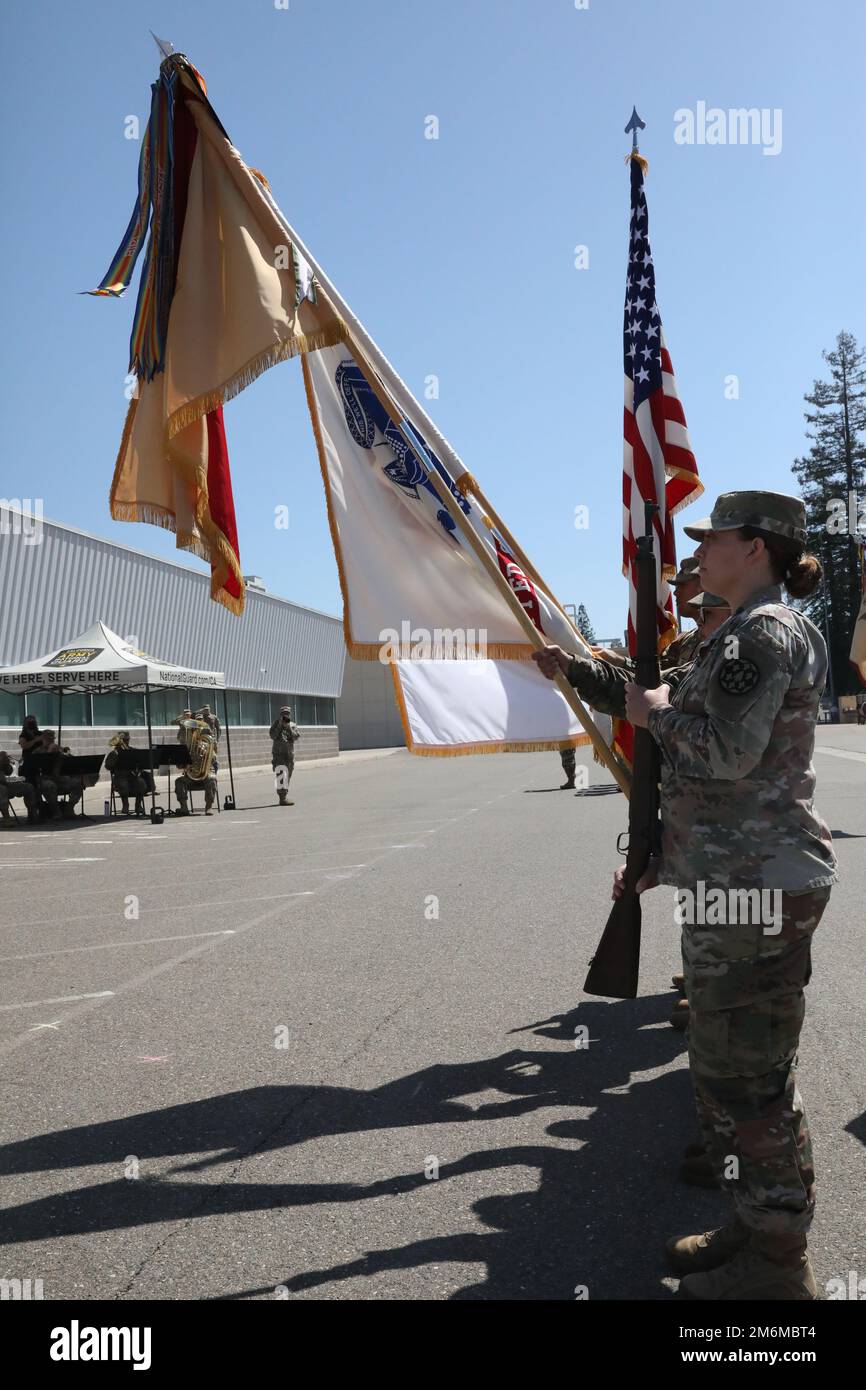 Der 115 RSG zugeteilte Farbenwächter nimmt am 1. Mai 2022 an einer Zeremonie zur Befehlsänderung im Roseville Armory in Roseville, Kalifornien, Teil. Stockfoto