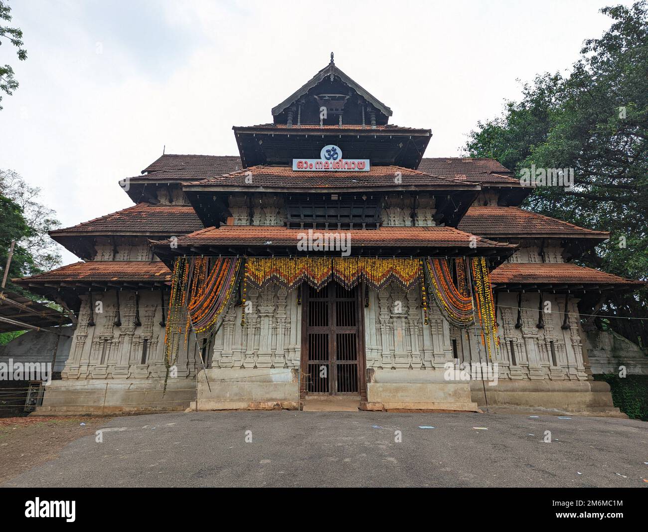 Eintritt zu einem historischen Tempel der Gottesdienste für hindus in kerala am Tag Stockfoto