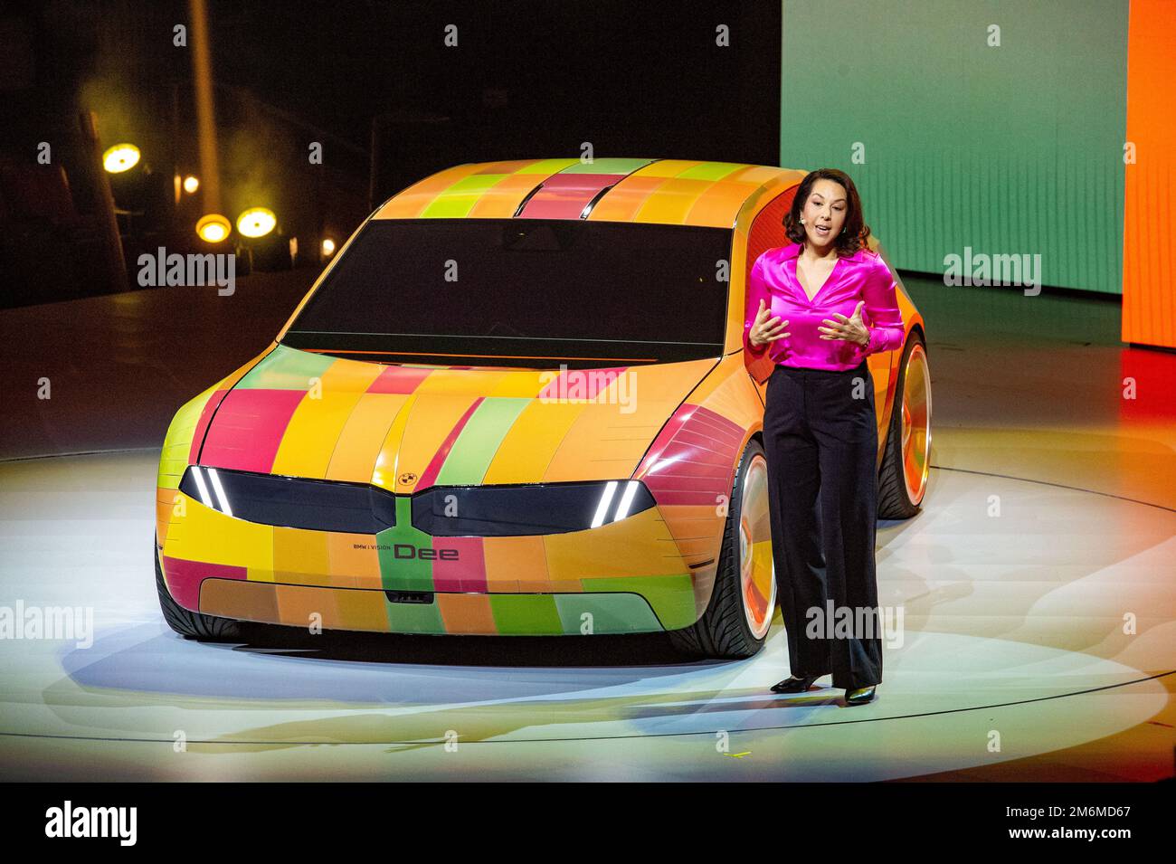 Las Vegas, USA. 04. Januar 2023. Stella Clarke, BMW-Managerin, demonstriert Technologie auf der CES-Fachmesse, die es einem Auto ermöglicht, seine Farbe zu ändern. Zu diesem Zweck ist die Karosserie mit E-Ink-Zellen bedeckt. Kredit: Andrej Sokolow/dpa Kredit: dpa Picture Alliance/Alamy Live News/dpa/Alamy Live News Stockfoto