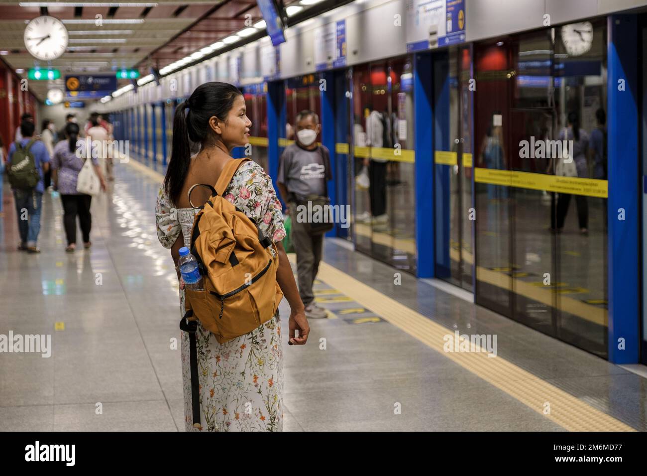 Eine asiatische Touristin, die auf den Skytrain am Bahnhofsplatz in der Stadt Bangkok Thailand wartet Stockfoto