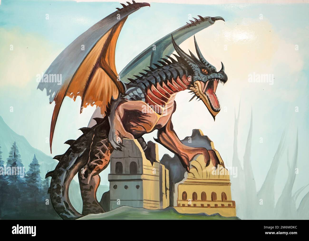 drachenmalerei auf Metalltafeln, von einem Mann gemalt, um seine künstlerische Qualität auf einem indischen Spielplatz zu zeigen Stockfoto