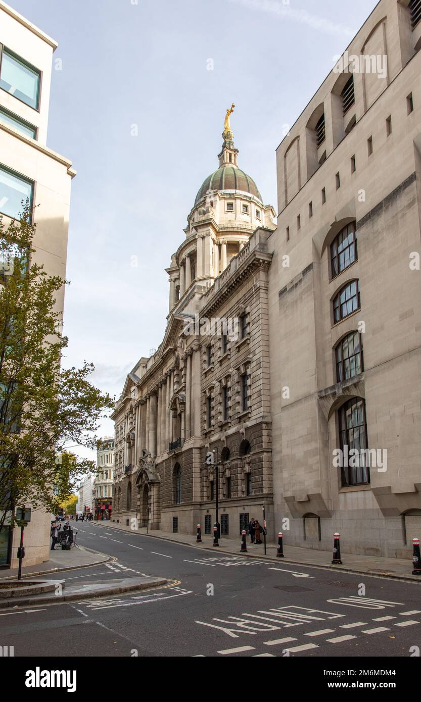 Eine vertikale Aufnahme des Central Criminal Court in der Old Bailey Street in London, Großbritannien. Stockfoto