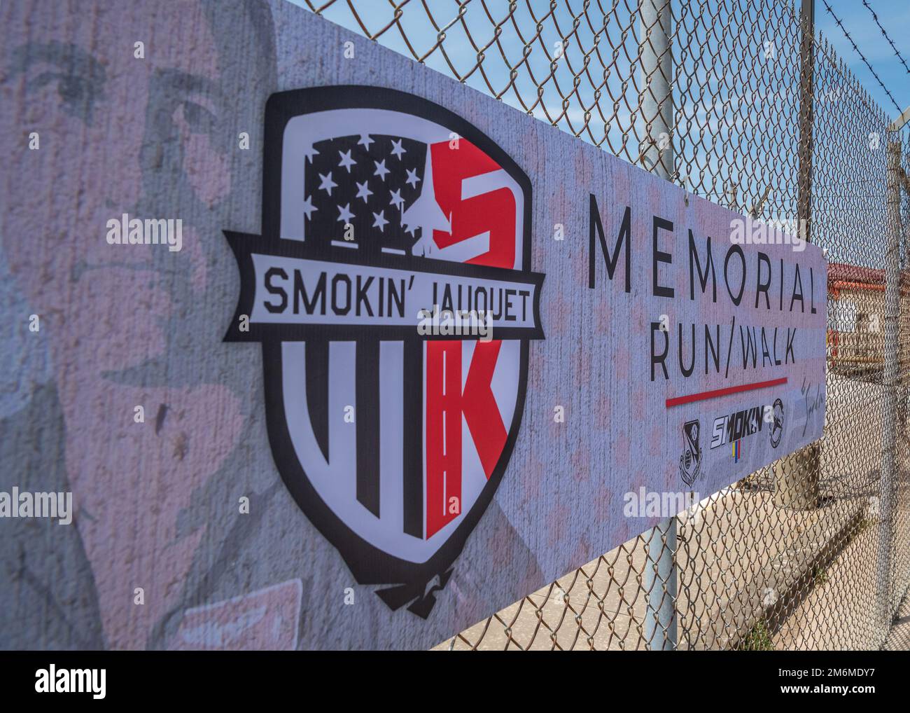 138. Fighter Wing Airmen and Family veranstalten eine Gedenkfeier 5K zu Ehren von LT. Oberst Eric „Smokin“ Jauquet, 1. Mai 2022, am Luftwaffenstützpunkt Tulsa, Okla. Jauquet war Befehlshaber der 138. Einsatzstaffel. Er diente 26 Jahre lang in der Oklahoma Air National Guard und absolvierte fast 3.000 Stunden Kampfzeit in der F-16, einschließlich 125 Kampfmissionen zur Unterstützung DER OPERATION SOUTHERN WATCH, DER OPERATION NORTHERN WATCH, DER OPERATION IRAQI FREEDOM, DER OPERATION NEW DAWN, DER OPERATION DAUERHAFTE FREIHEIT, SENTINEL DER OPERATIONSFREIHEIT UND OPERATIVE ENTSCHLOSSENHEIT. Jauquet ist von Nat gestorben Stockfoto