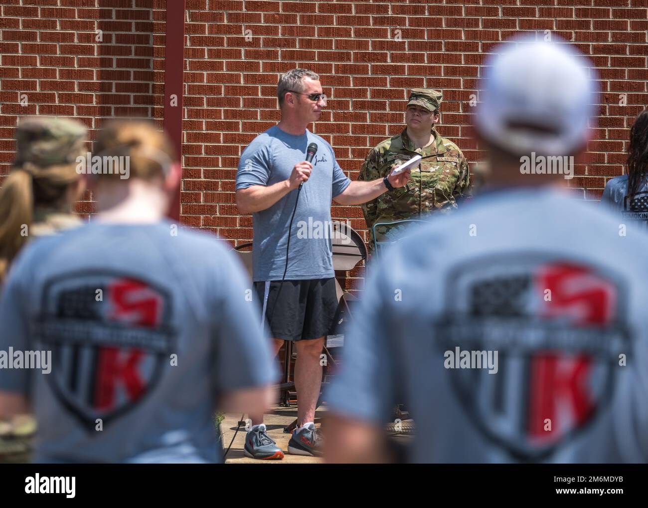 138. Fighter Wing Airmen and Family veranstalten eine Gedenkfeier 5K zu Ehren von LT. Oberst Eric „Smokin“ Jauquet, 1. Mai 2022, am Luftwaffenstützpunkt Tulsa, Okla. Jauquet war Befehlshaber der 138. Einsatzstaffel. Er diente 26 Jahre lang in der Oklahoma Air National Guard und absolvierte fast 3.000 Stunden Kampfzeit in der F-16, einschließlich 125 Kampfmissionen zur Unterstützung DER OPERATION SOUTHERN WATCH, DER OPERATION NORTHERN WATCH, DER OPERATION IRAQI FREEDOM, DER OPERATION NEW DAWN, DER OPERATION DAUERHAFTE FREIHEIT, SENTINEL DER OPERATIONSFREIHEIT UND OPERATIVE ENTSCHLOSSENHEIT. Jauquet ist von Nat gestorben Stockfoto