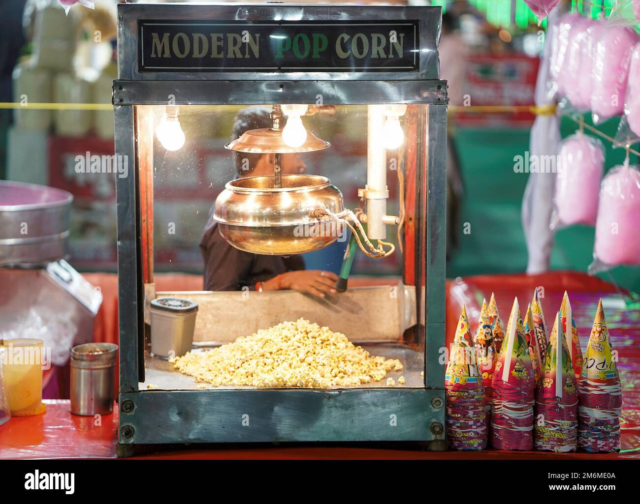 28. NOV., raipur, Chhattisgar, verstreutes, gesalzenes Popcorn, Textur. Film- und Kinokonzept, Popcorn verkauft sich in einer Popcorn-Maschine, Popcorn hinter dem Glas Stockfoto