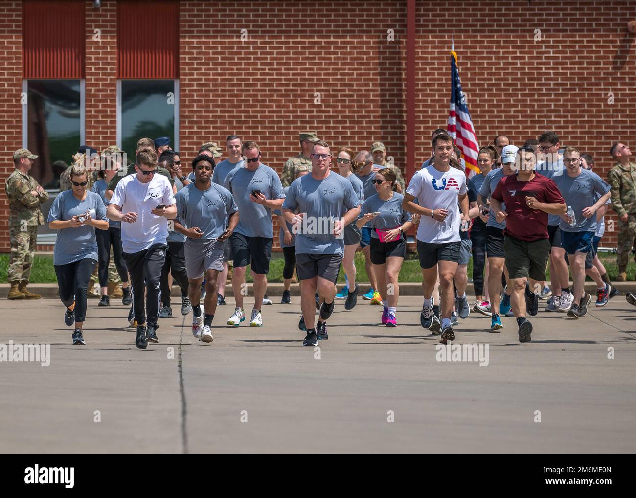138. Fighter Wing Airmen and Family veranstalten eine Gedenkfeier 5K zu Ehren von LT. Oberst Eric „Smokin“ Jauquet, 1. Mai 2022, am Luftwaffenstützpunkt Tulsa, Okla. Jauquet war Befehlshaber der 138. Einsatzstaffel. Er diente 26 Jahre lang in der Oklahoma Air National Guard und absolvierte fast 3.000 Stunden Kampfzeit in der F-16, einschließlich 125 Kampfmissionen zur Unterstützung DER OPERATION SOUTHERN WATCH, DER OPERATION NORTHERN WATCH, DER OPERATION IRAQI FREEDOM, DER OPERATION NEW DAWN, DER OPERATION DAUERHAFTE FREIHEIT, SENTINEL DER OPERATIONSFREIHEIT UND OPERATIVE ENTSCHLOSSENHEIT. Jauquet ist von Nat gestorben Stockfoto