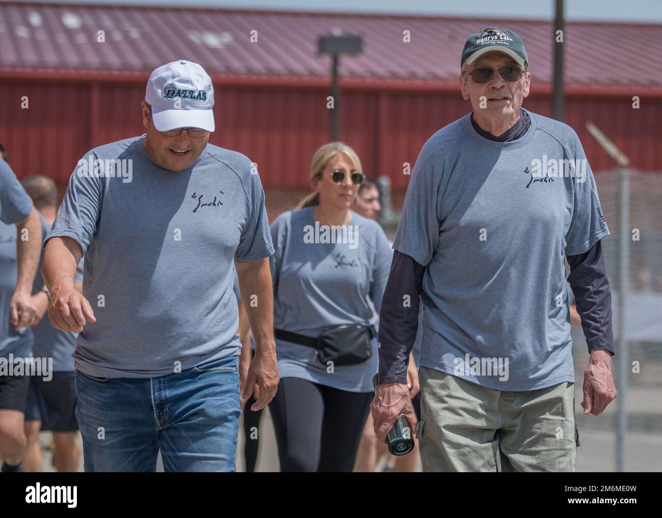 138. Fighter Wing Airmen and Family veranstalten eine Gedenkfeier 5K zu Ehren von LT. Oberst Eric „Smokin“ Jauquet, 1. Mai 2022, am Luftwaffenstützpunkt Tulsa, Okla. Jauquet war Befehlshaber der 138. Einsatzstaffel. Er diente 26 Jahre lang in der Oklahoma Air National Guard und absolvierte fast 3.000 Stunden Kampfzeit in der F-16, einschließlich 125 Kampfmissionen zur Unterstützung DER OPERATION SOUTHERN WATCH, DER OPERATION NORTHERN WATCH, DER OPERATION IRAQI FREEDOM, DER OPERATION NEW DAWN, DER OPERATION DAUERHAFTE FREIHEIT, SENTINEL DER OPERATIONSFREIHEIT UND OPERATIVE ENTSCHLOSSENHEIT. Jauquet ist von Nat gestorben Stockfoto