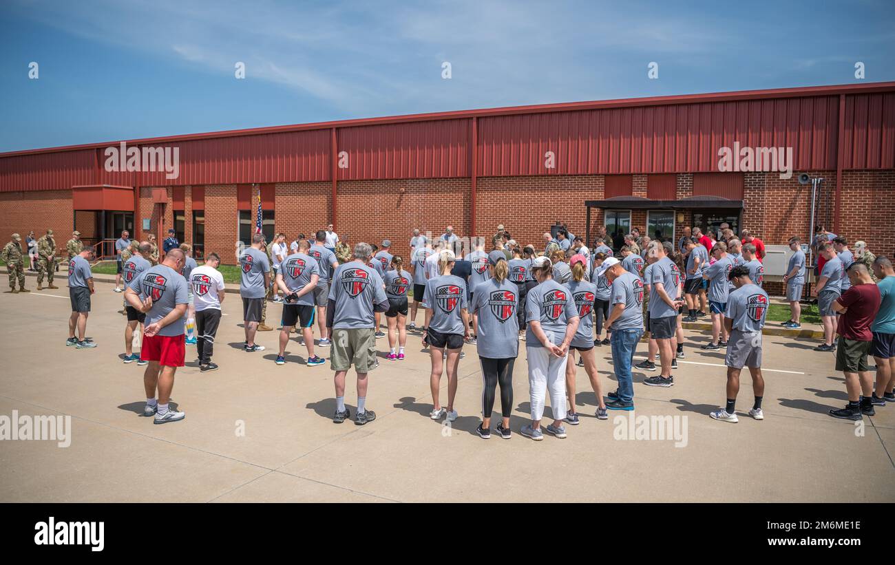 138. Fighter Wing Airmen and Family veranstalten eine Gedenkfeier 5K zu Ehren von LT. Oberst Eric „Smokin“ Jauquet, 1. Mai 2022, am Luftwaffenstützpunkt Tulsa, Okla. Jauquet war Befehlshaber der 138. Einsatzstaffel. Er diente 26 Jahre lang in der Oklahoma Air National Guard und absolvierte fast 3.000 Stunden Kampfzeit in der F-16, einschließlich 125 Kampfmissionen zur Unterstützung DER OPERATION SOUTHERN WATCH, DER OPERATION NORTHERN WATCH, DER OPERATION IRAQI FREEDOM, DER OPERATION NEW DAWN, DER OPERATION DAUERHAFTE FREIHEIT, SENTINEL DER OPERATIONSFREIHEIT UND OPERATIVE ENTSCHLOSSENHEIT. Jauquet ist von Nat gestorben Stockfoto