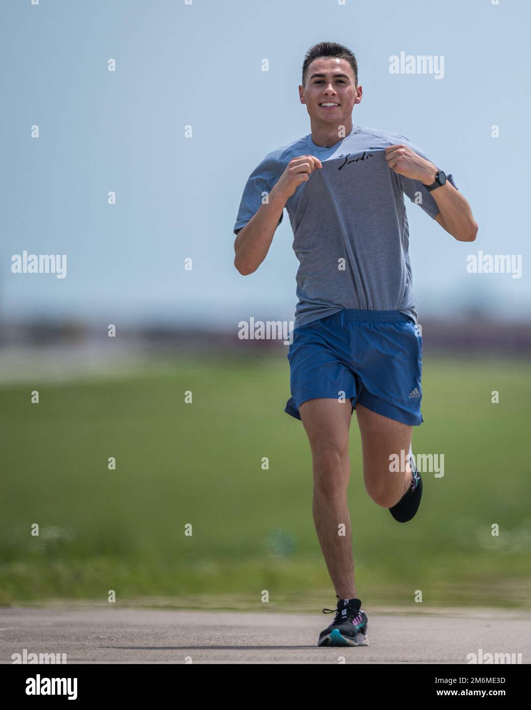 138. Fighter Wing Airmen and Family veranstalten eine Gedenkfeier 5K zu Ehren von LT. Oberst Eric „Smokin“ Jauquet, 1. Mai 2022, am Luftwaffenstützpunkt Tulsa, Okla. Jauquet war Befehlshaber der 138. Einsatzstaffel. Er diente 26 Jahre lang in der Oklahoma Air National Guard und absolvierte fast 3.000 Stunden Kampfzeit in der F-16, einschließlich 125 Kampfmissionen zur Unterstützung DER OPERATION SOUTHERN WATCH, DER OPERATION NORTHERN WATCH, DER OPERATION IRAQI FREEDOM, DER OPERATION NEW DAWN, DER OPERATION DAUERHAFTE FREIHEIT, SENTINEL DER OPERATIONSFREIHEIT UND OPERATIVE ENTSCHLOSSENHEIT. Jauquet ist von Nat gestorben Stockfoto