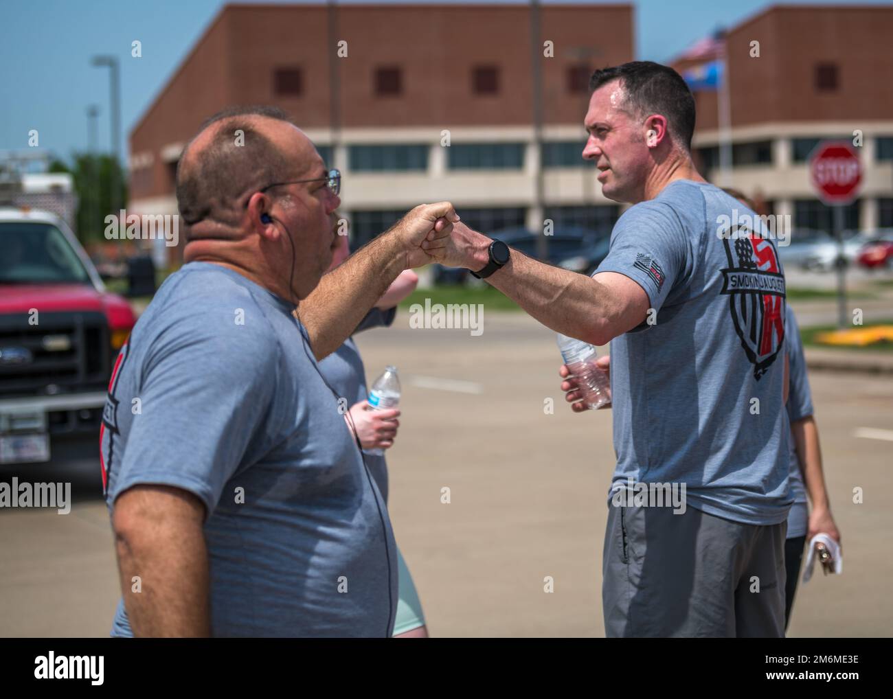 138. Fighter Wing Airmen and Family veranstalten eine Gedenkfeier 5K zu Ehren von LT. Oberst Eric „Smokin“ Jauquet, 1. Mai 2022, am Luftwaffenstützpunkt Tulsa, Okla. Jauquet war Befehlshaber der 138. Einsatzstaffel. Er diente 26 Jahre lang in der Oklahoma Air National Guard und absolvierte fast 3.000 Stunden Kampfzeit in der F-16, einschließlich 125 Kampfmissionen zur Unterstützung DER OPERATION SOUTHERN WATCH, DER OPERATION NORTHERN WATCH, DER OPERATION IRAQI FREEDOM, DER OPERATION NEW DAWN, DER OPERATION DAUERHAFTE FREIHEIT, SENTINEL DER OPERATIONSFREIHEIT UND OPERATIVE ENTSCHLOSSENHEIT. Jauquet ist von Nat gestorben Stockfoto