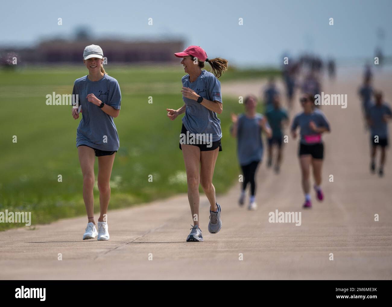 138. Fighter Wing Airmen and Family veranstalten eine Gedenkfeier 5K zu Ehren von LT. Oberst Eric „Smokin“ Jauquet, 1. Mai 2022, am Luftwaffenstützpunkt Tulsa, Okla. Jauquet war Befehlshaber der 138. Einsatzstaffel. Er diente 26 Jahre lang in der Oklahoma Air National Guard und absolvierte fast 3.000 Stunden Kampfzeit in der F-16, einschließlich 125 Kampfmissionen zur Unterstützung DER OPERATION SOUTHERN WATCH, DER OPERATION NORTHERN WATCH, DER OPERATION IRAQI FREEDOM, DER OPERATION NEW DAWN, DER OPERATION DAUERHAFTE FREIHEIT, SENTINEL DER OPERATIONSFREIHEIT UND OPERATIVE ENTSCHLOSSENHEIT. Jauquet ist von Nat gestorben Stockfoto
