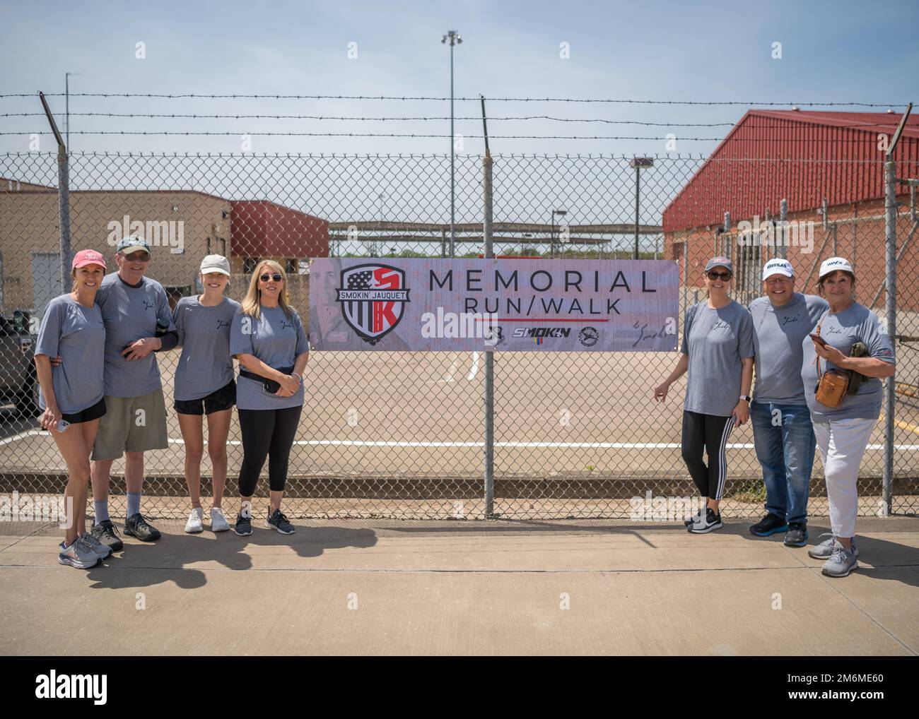 138. Fighter Wing Airmen and Family veranstalten eine Gedenkfeier 5K zu Ehren von LT. Oberst Eric „Smokin“ Jauquet, 1. Mai 2022, am Luftwaffenstützpunkt Tulsa, Okla. Jauquet war Befehlshaber der 138. Einsatzstaffel. Er diente 26 Jahre lang in der Oklahoma Air National Guard und absolvierte fast 3.000 Stunden Kampfzeit in der F-16, einschließlich 125 Kampfmissionen zur Unterstützung DER OPERATION SOUTHERN WATCH, DER OPERATION NORTHERN WATCH, DER OPERATION IRAQI FREEDOM, DER OPERATION NEW DAWN, DER OPERATION DAUERHAFTE FREIHEIT, SENTINEL DER OPERATIONSFREIHEIT UND OPERATIVE ENTSCHLOSSENHEIT. Jauquet ist von Nat gestorben Stockfoto