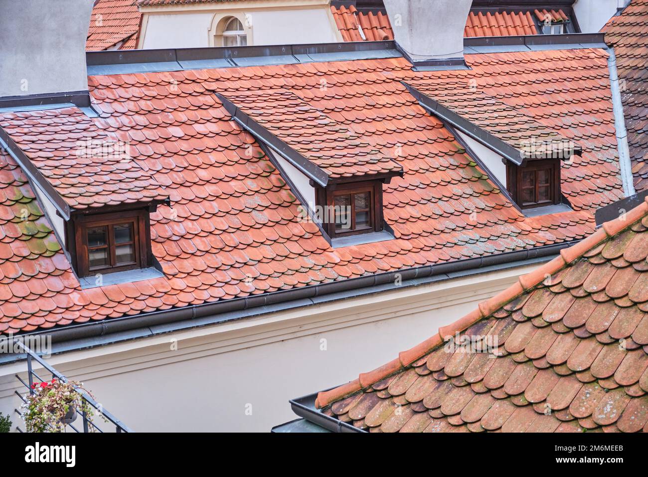 Altes rotes Ziegeldach mit Fenstern in der Stadt Prag Stockfoto