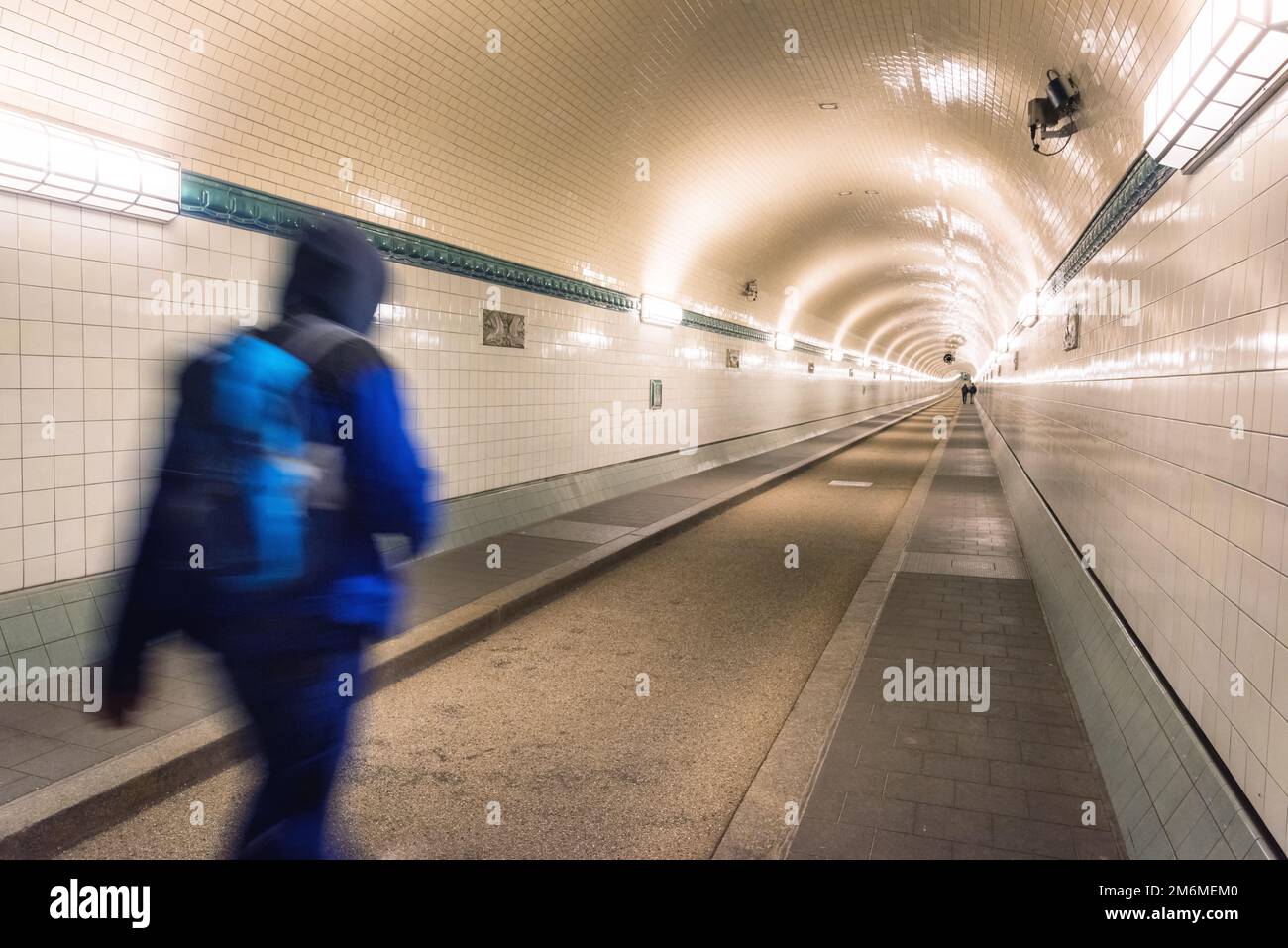 Menschen gehen durch den alten elbtunnel in hamburg im Untergrund der elbe Stockfoto