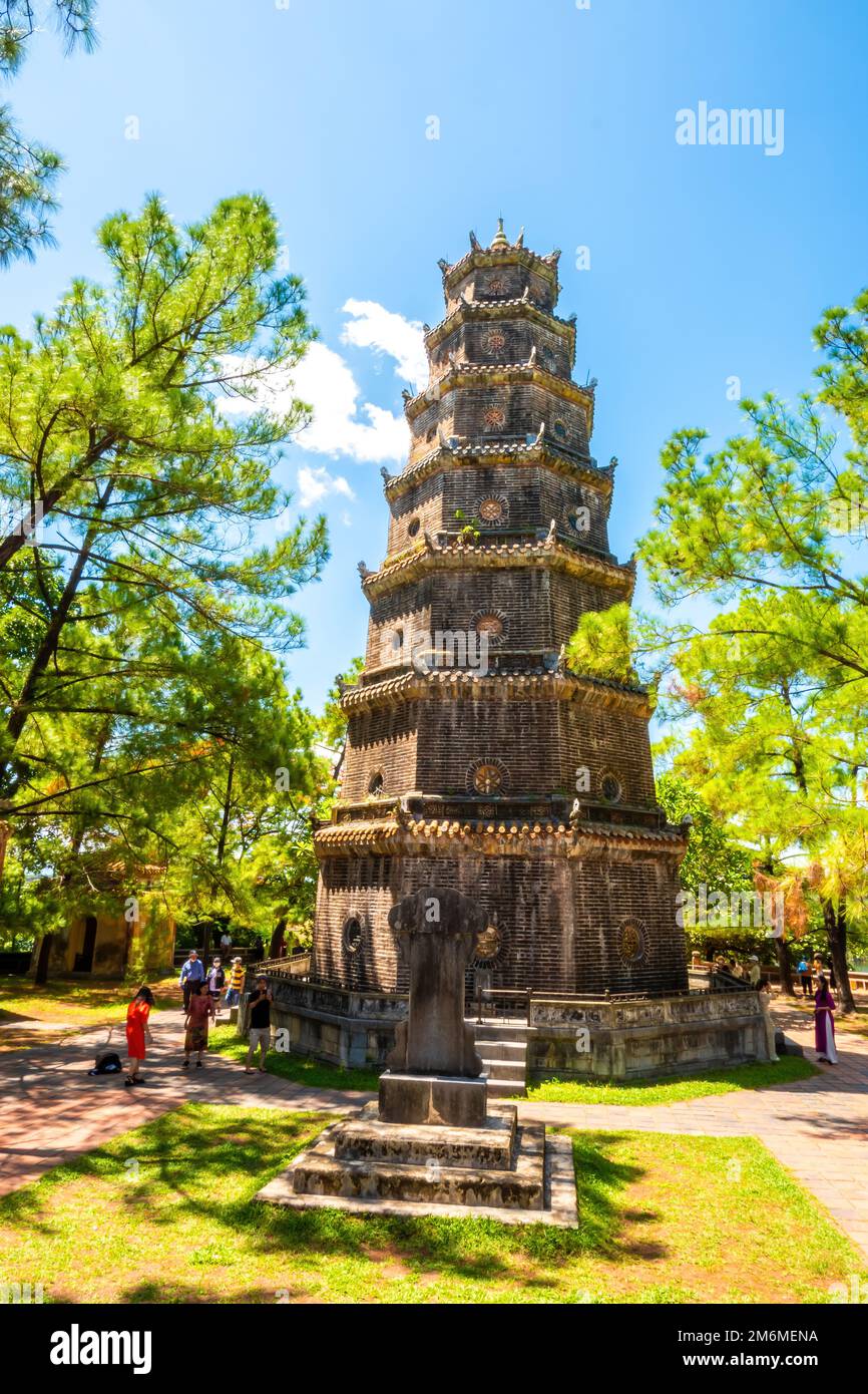 Hue City, Vietnam - 14. August 2022: Blick auf die Thien Mu Pagode mit vielen Touristen. Es ist eine der alten Pagoden in Hue. In der Nähe des Parfüms I Stockfoto