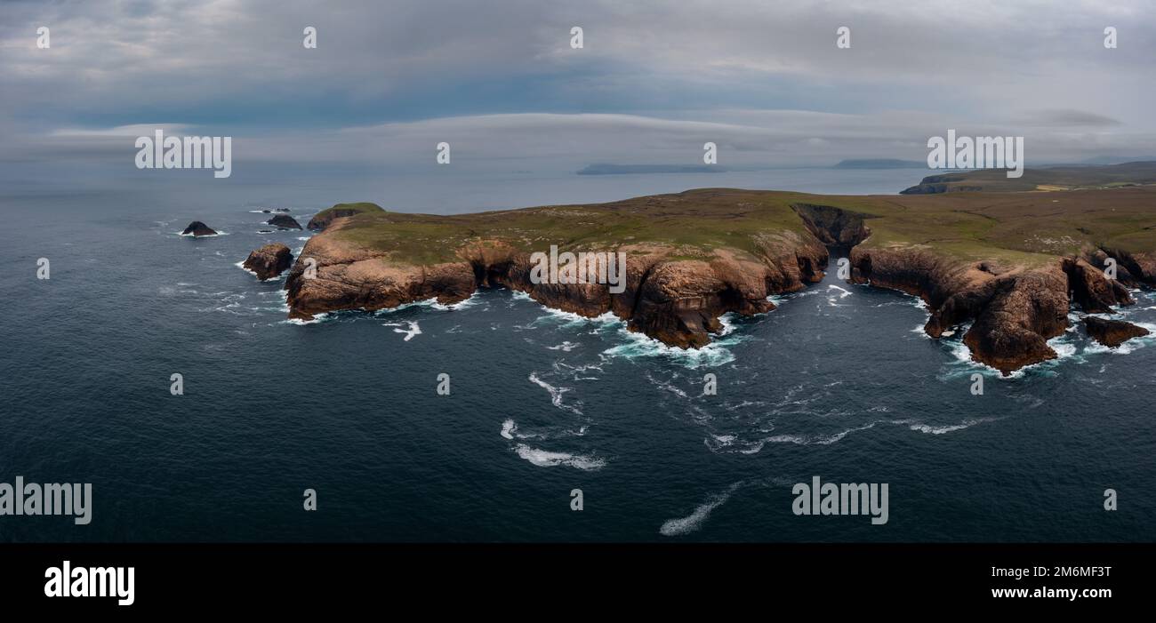 Panoramablick auf die Klippen und die wilde Küste von Erris Head an der nördlichen Spitze der Mullet-Halbinsel im County Mayo von Irel Stockfoto