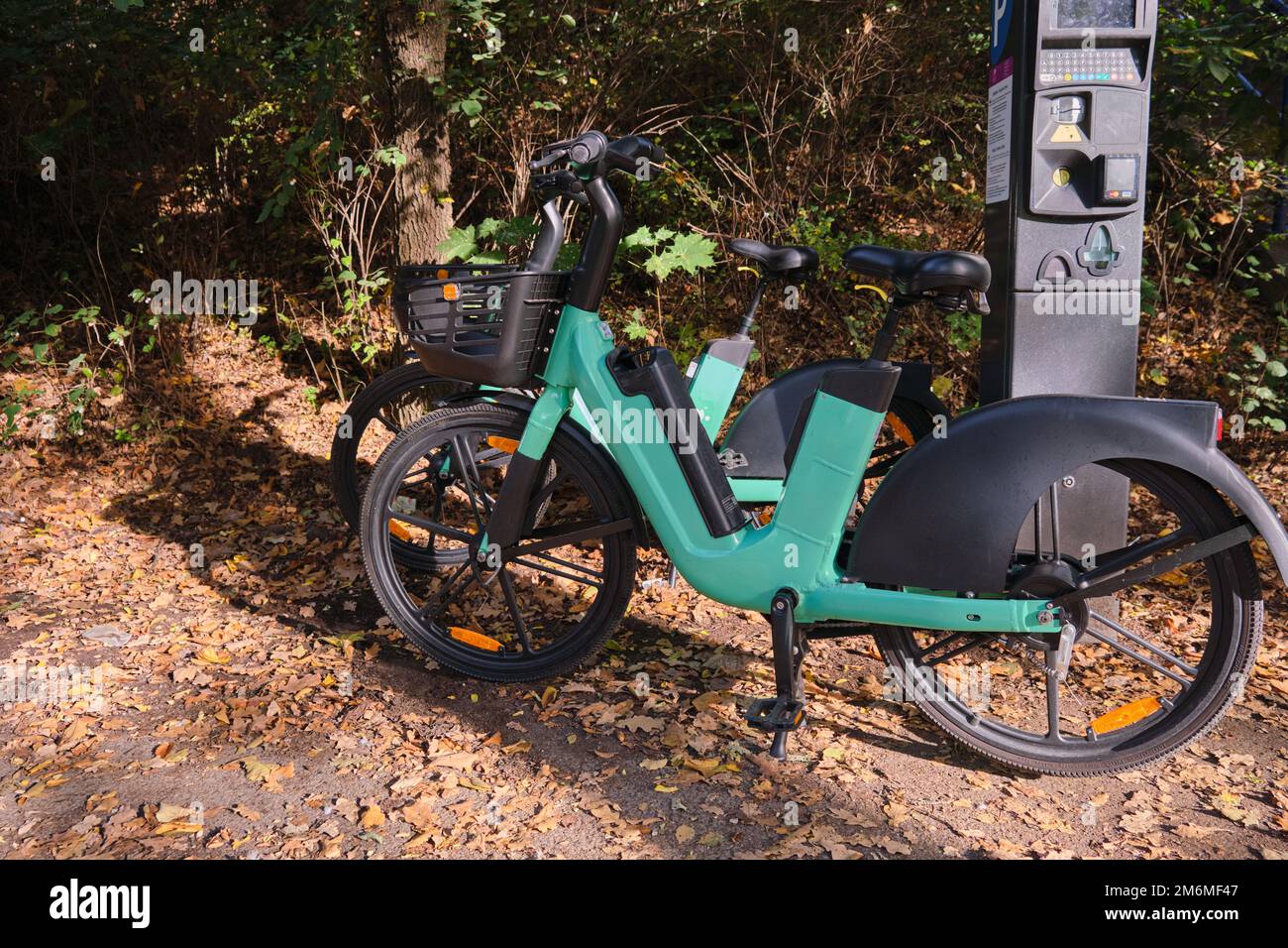 Fahrradverleih, öffentlicher Park in der Nähe der Zahlstelle Stockfoto