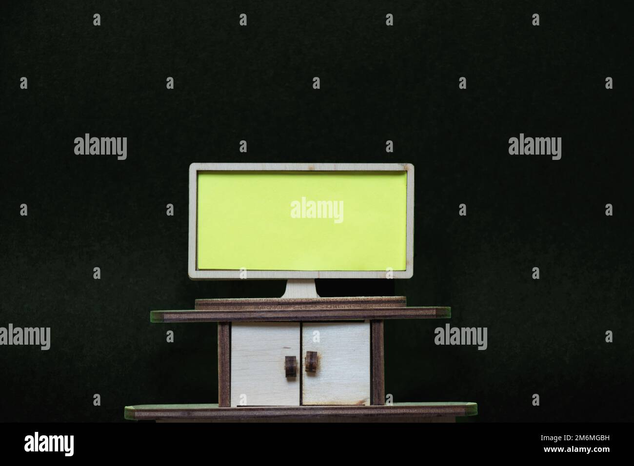 tv und Nachttisch auf isoliertem Hintergrund, Platz für Text Stockfoto
