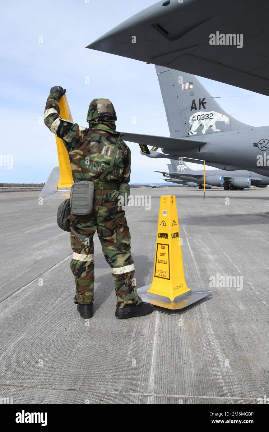 Flugzeuge der 168. Wing Maintenance Group führen Wartungsarbeiten in einer simulierten gestörten Umgebung durch und tragen während einer Bereitschaftsübung auf dem Luftwaffenstützpunkt Eielson Schutzausrüstung für chemische Kriegsführung. Alaska Air National Guard Airmen bereiten sich routinemäßig auf Eventualitäten vor und sind bereit, auf die Bedürfnisse des Staates und der Nation zu reagieren. Der 168. Flügel sorgt für eine schnelle Lieferung von Betankung während des Fluges und bietet so globale Reichweite und Wachsamkeit für die USA Luftwaffe, Schwesterdienste und NATO-Verbündete. (USA Air National Guard Fotos von Senior Master Sgt. Julie Avey) Stockfoto