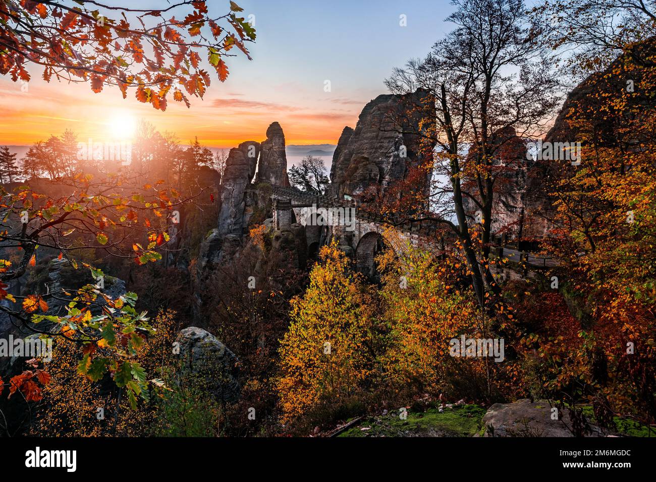 Sachsen, Deutschland - schöner Blick auf die Bastei-Brücke bei einem sonnigen Sonnenaufgang im Herbst mit bunten Pflanzen. Bastei ist berühmt für den wunderschönen Rock Formatio Stockfoto
