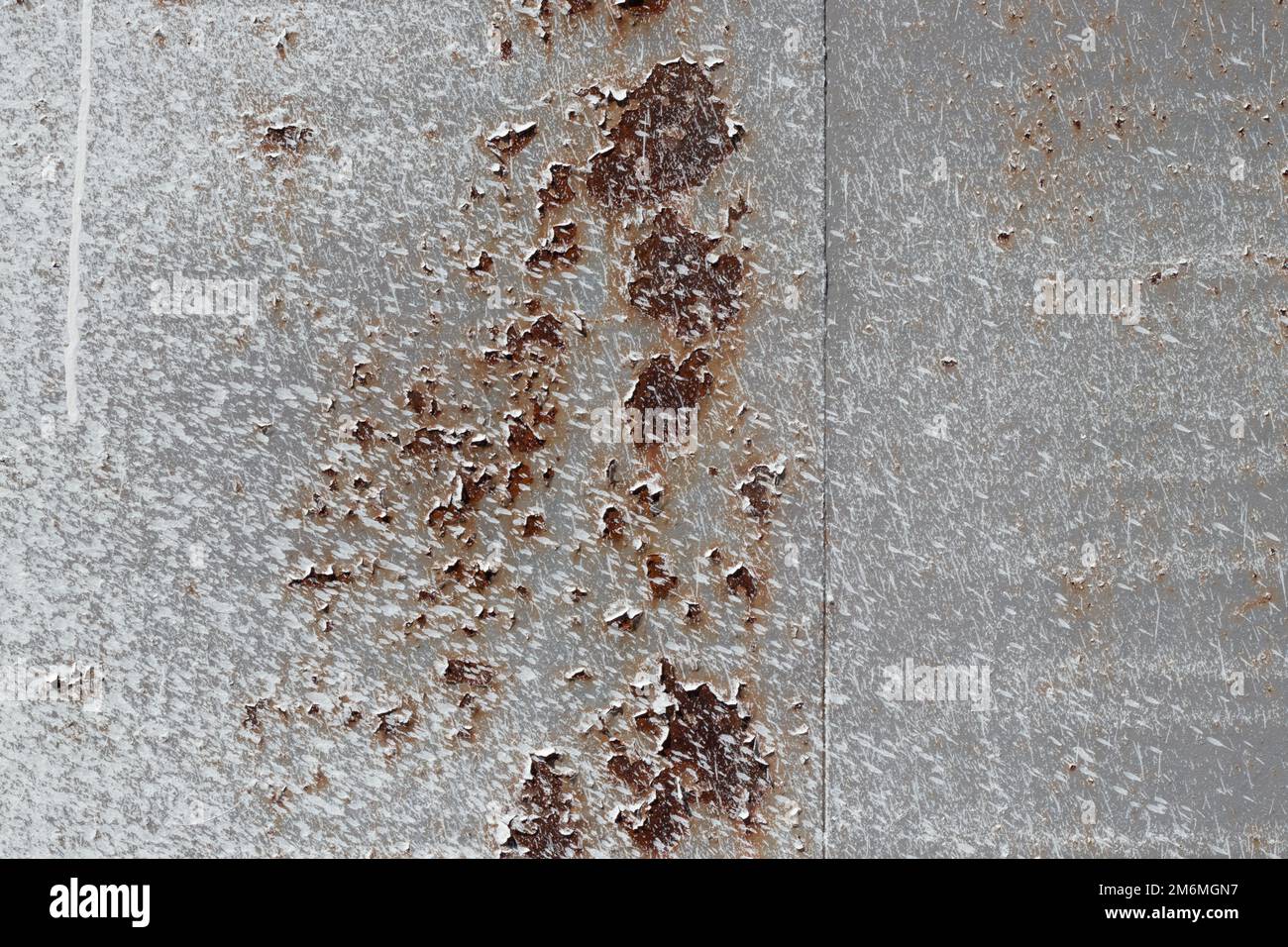 Rostige Wand in weißer Farbe als Hintergrund Stockfoto