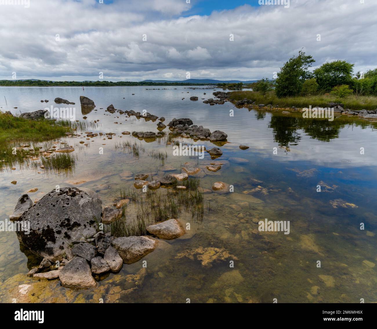 Friedliche, malerische Sommerlandschaft des Lough Corrib Lake in der Grafschaft Galway am Kilbeg Pier Stockfoto