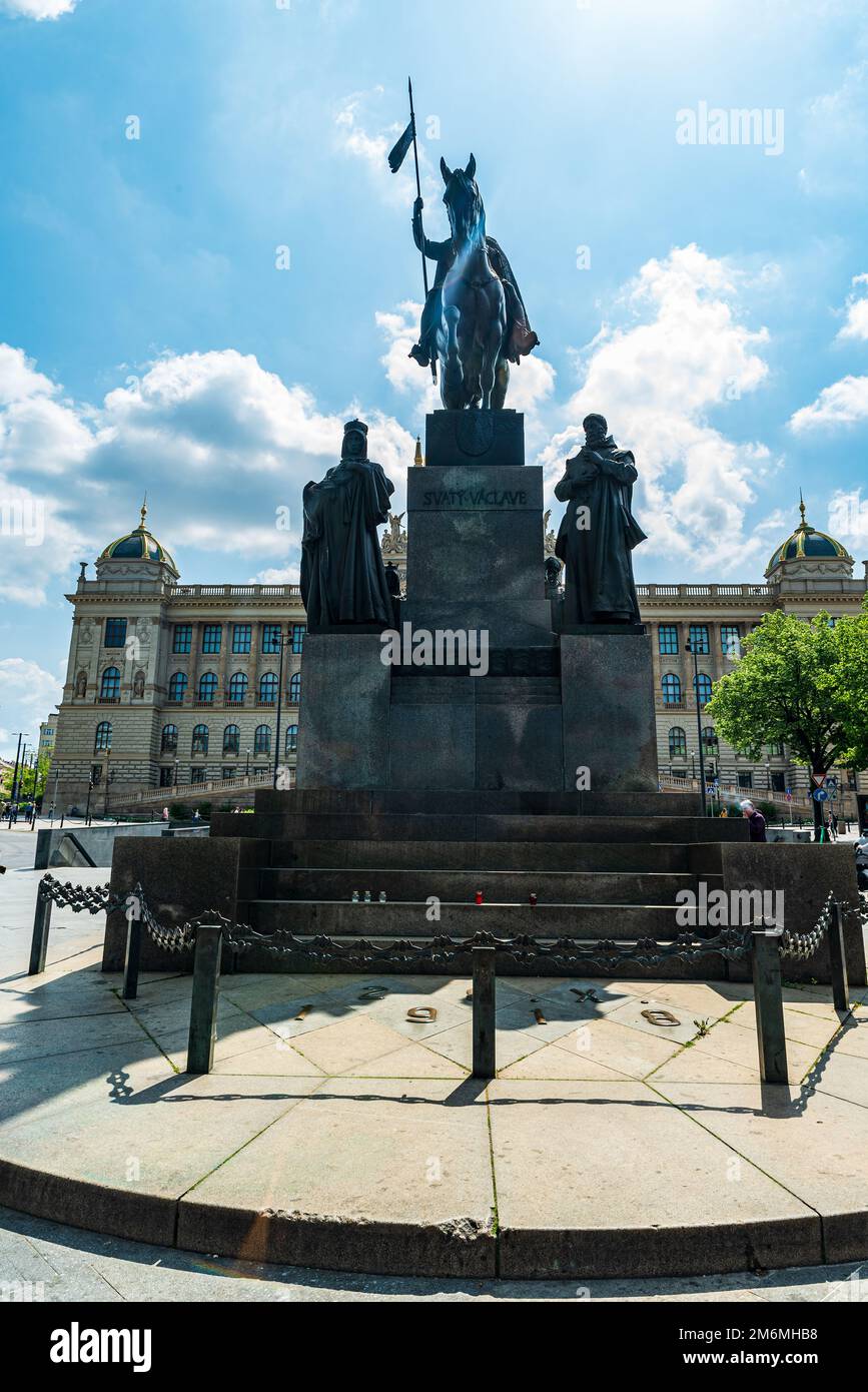 Statue von sv. Vaclav mit dem Bau des Narodni muzeum im Hintergrund auf dem Platz Vaclavske namesti in der Prager Stadt in der tschechischen republik Stockfoto