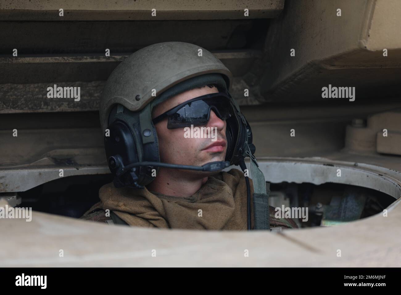 USA Arnall, Arnall, ein bewaffneter Crewman-Schütze aus dem M1. Bataillon, dem 69. Armored Regiment, dem 2. Armored Brigade Combat Team, der 2. 3. Infanterie-Division, wartet darauf, dass die M1A2 Abrams SEPv2 während der Vorrunde des Sullivan Cup in Fort Benning, Georgia, 2. Mai, mit Munition nachgeladen werden. 2022. Die Crews werden mit einer Vielzahl von physischen Ereignissen und mentalen Tests konfrontiert sein, darunter Stressschüsse, Live-Feuerübungen und körperliches Training, die alle darauf abzielen, die besten Crews und Soldaten zu identifizieren, die die Rüstung und die Kavallerie zu bieten haben. Stockfoto