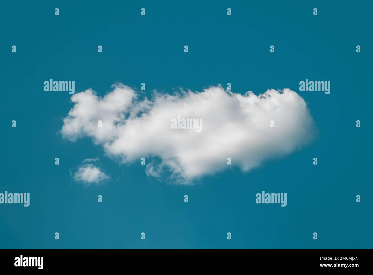 Eine einzige Wolke am tiefblauen Himmel sieht aus wie ein Wal im Ozean, ein Traum wie eine Wolkenlandschaft, ein Tagträumkonzept Stockfoto