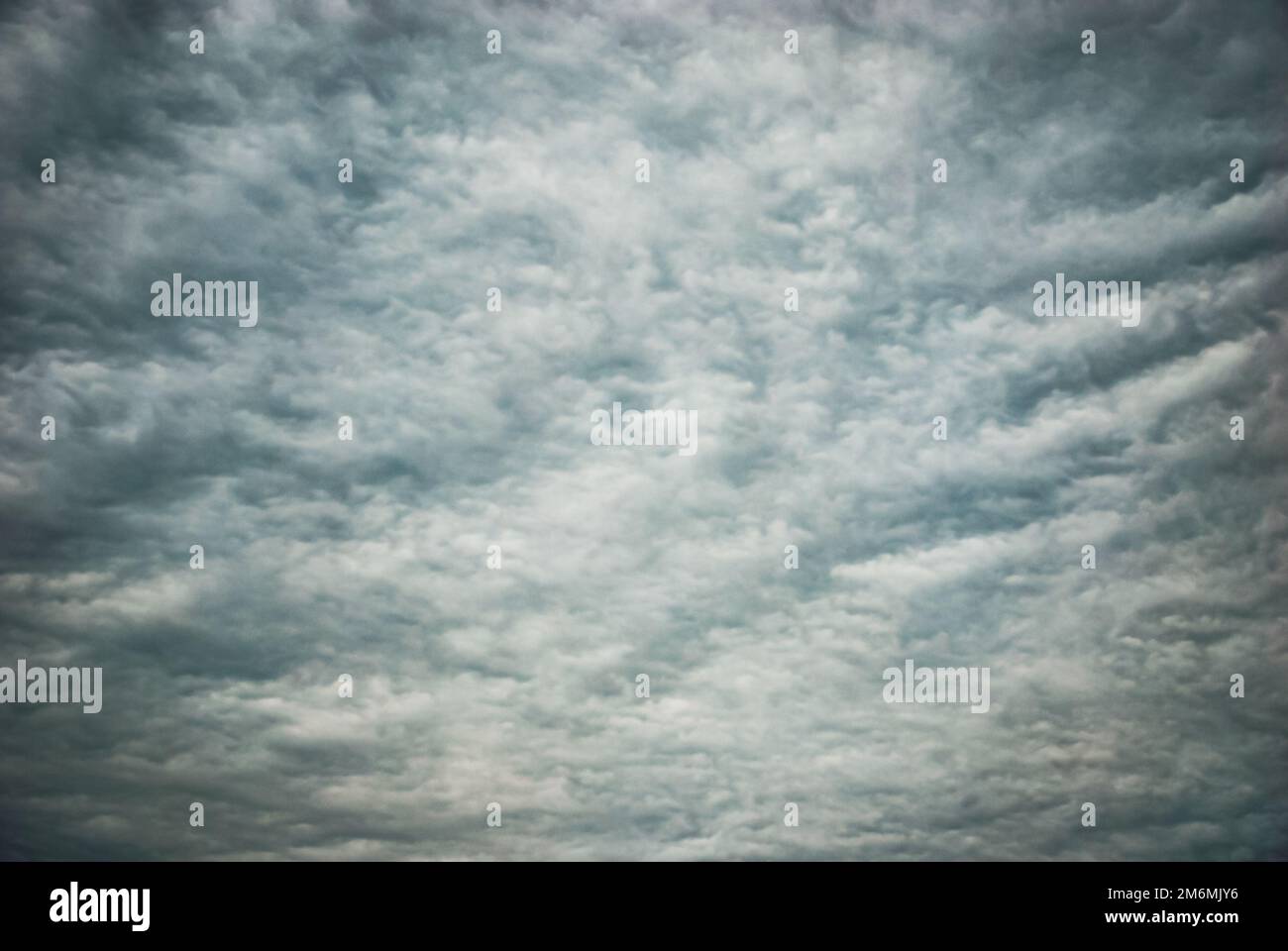 Moody bewölkt Himmel Hintergrund, flauschige Wolken Textur, ominösen Himmel bei kaltem windigem Wetter Stockfoto