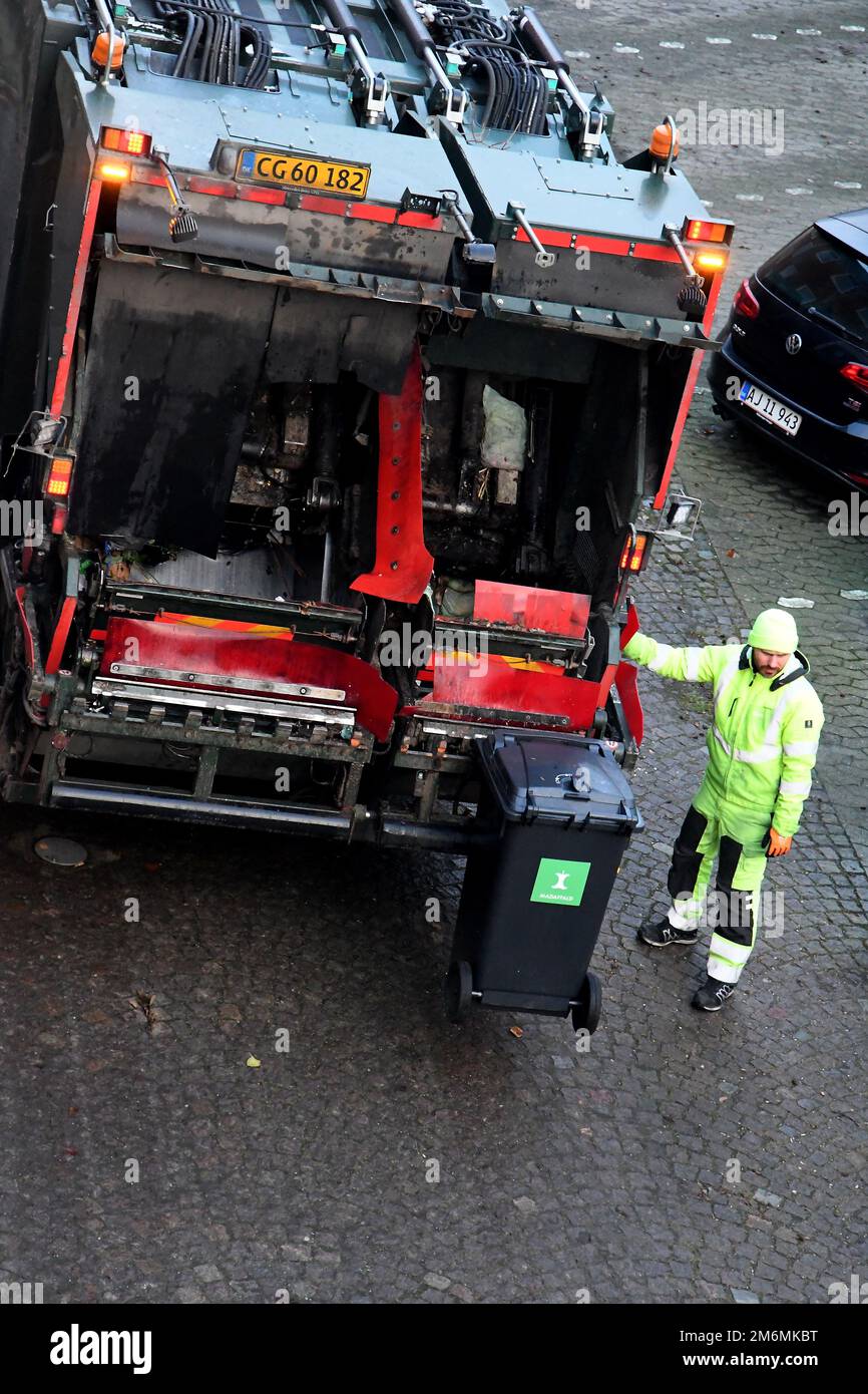 Kastrup/Kopenhagen /Denmmark/05. Januar 2023/Müllsammler man sammelt in Kastrup Kopenhagen die Reste. (Foto: Francis Joseph Dean/Dean Pictures) Stockfoto