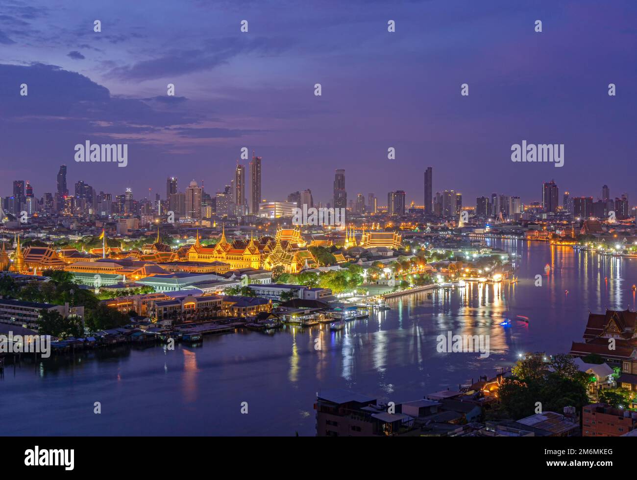 Die Hauptstadt des großen Palasts von Thailand mit dem Chao-Phraya-Fluss, der die Insel Rattanakosin umgibt Stockfoto