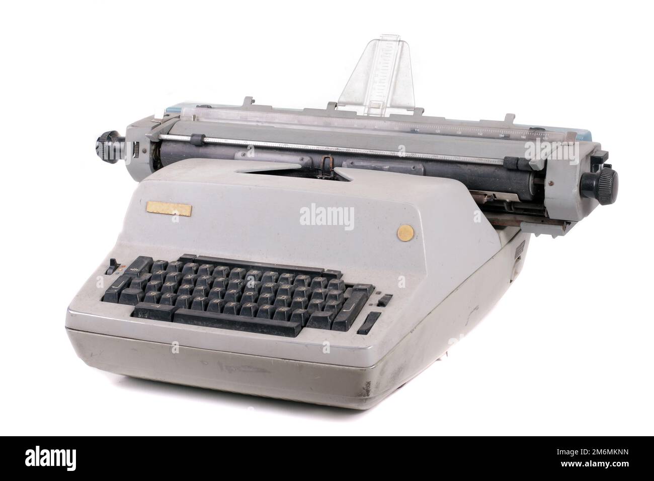 Alte, antike mechanische, klassische Schreibmaschine auf Weiß mit Clipping puth Stockfoto