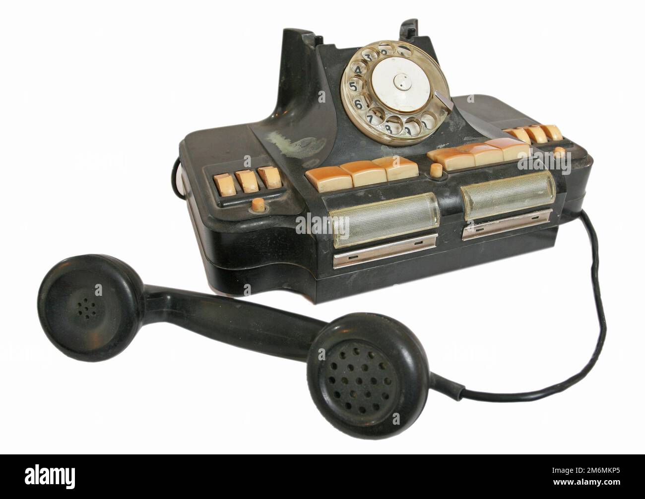 Altes Grunge Vintage Wähltelefon auf weiß isoliert Stockfoto