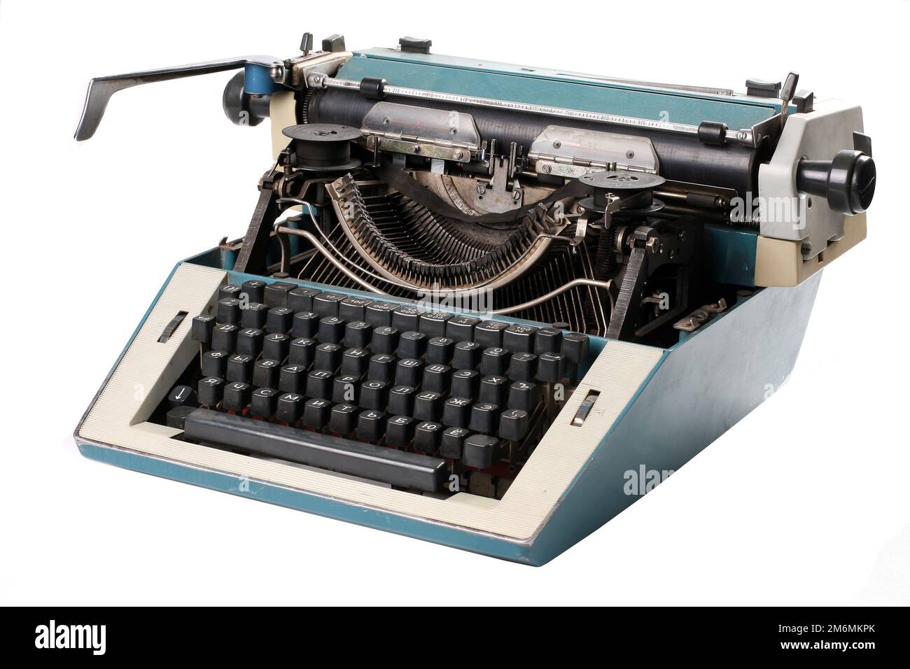 Alte, antike mechanische, klassische Schreibmaschine auf Weiß mit Clipping puth Stockfoto