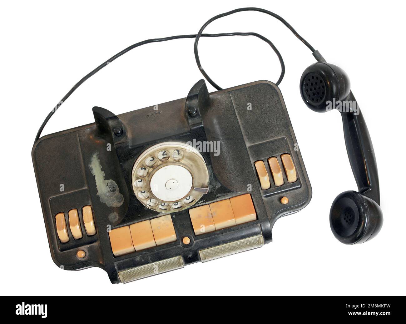 Altes Grunge Vintage Wähltelefon auf weiß isoliert Stockfoto