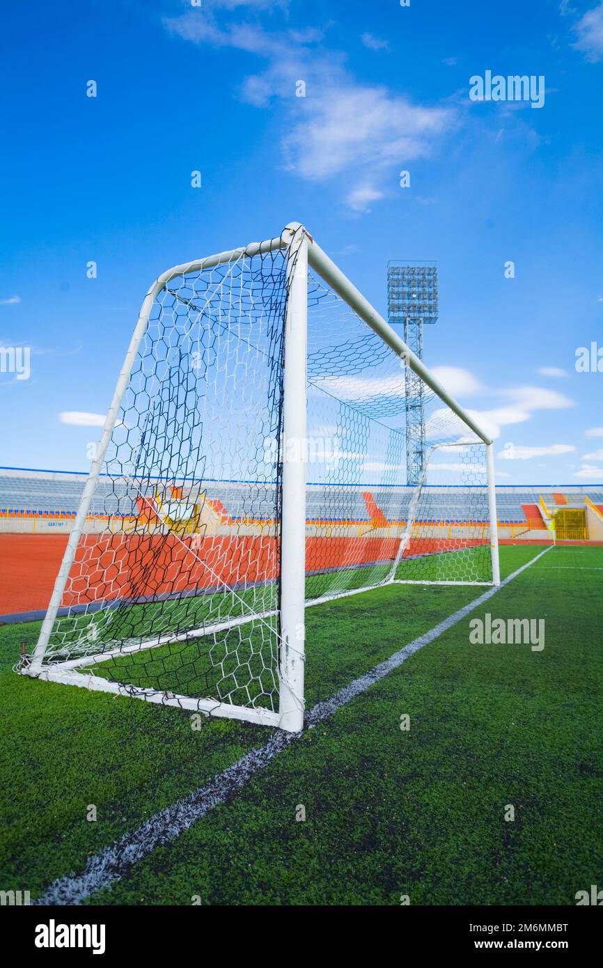 STADION - Fußballfeld mit Tor und tablo am blauen Himmel Stockfoto