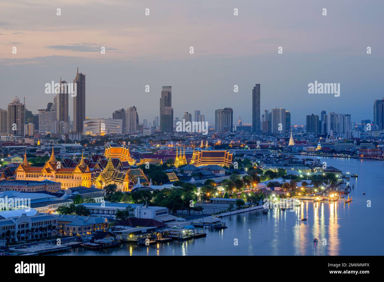 Die Hauptstadt des großen Palasts von Thailand mit dem Chao-Phraya-Fluss, der die Insel Rattanakosin umgibt Stockfoto
