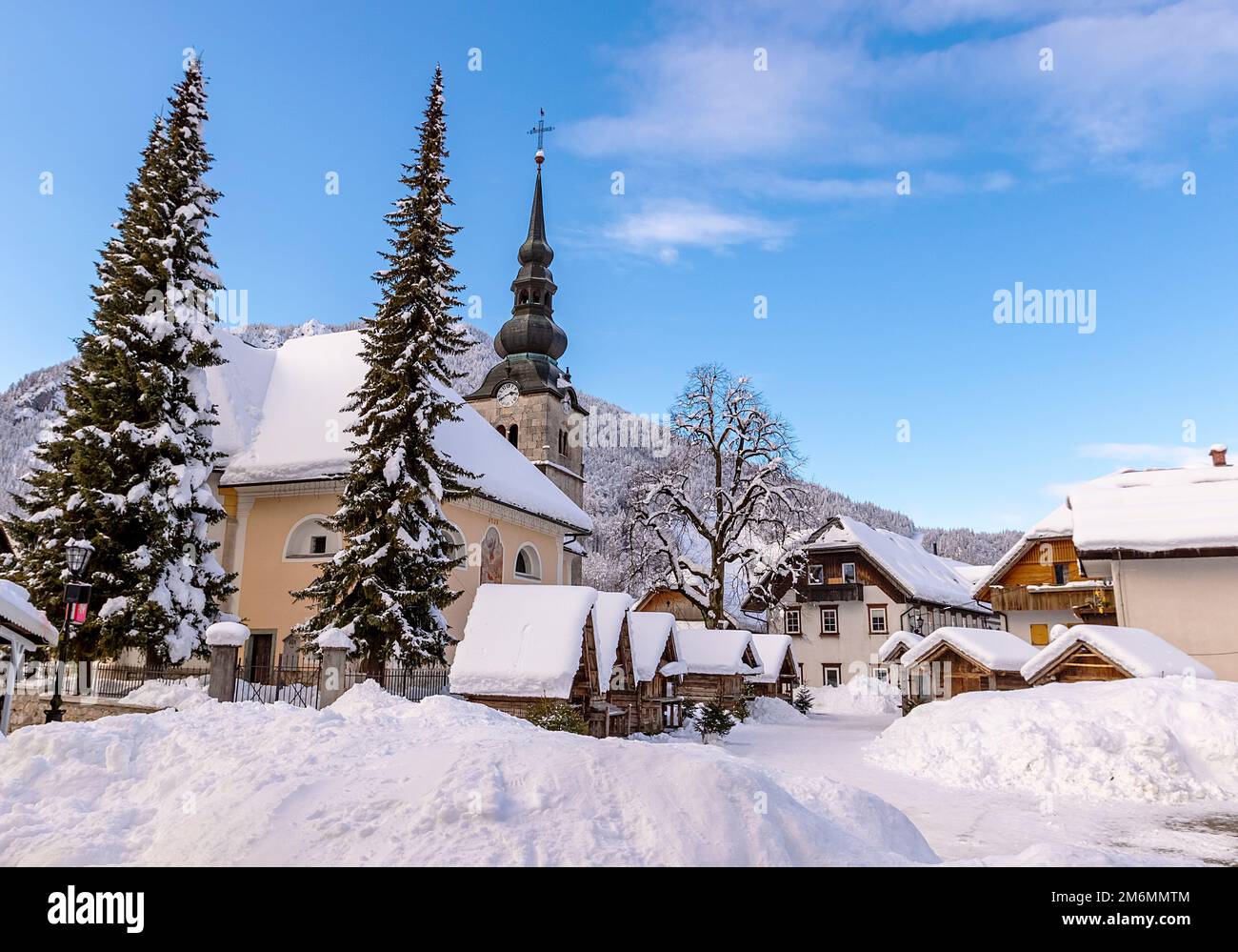 Winterlandschaft des Dorfzentrums Kranjska Gora mit Kirche und Weihnachtsmärkten, Slowenien Stockfoto