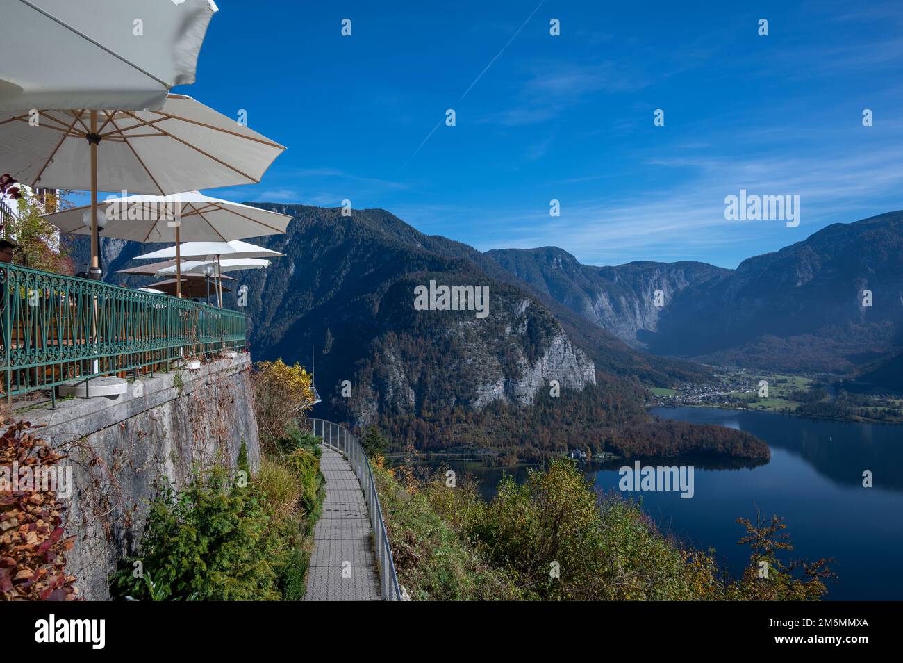 Hallstatt, Österreich. Blick auf ein Restaurant auf der Spitze von Hallstatt, umgeben von Bergbergen mit Blick auf den Hallstatt-See Stockfoto