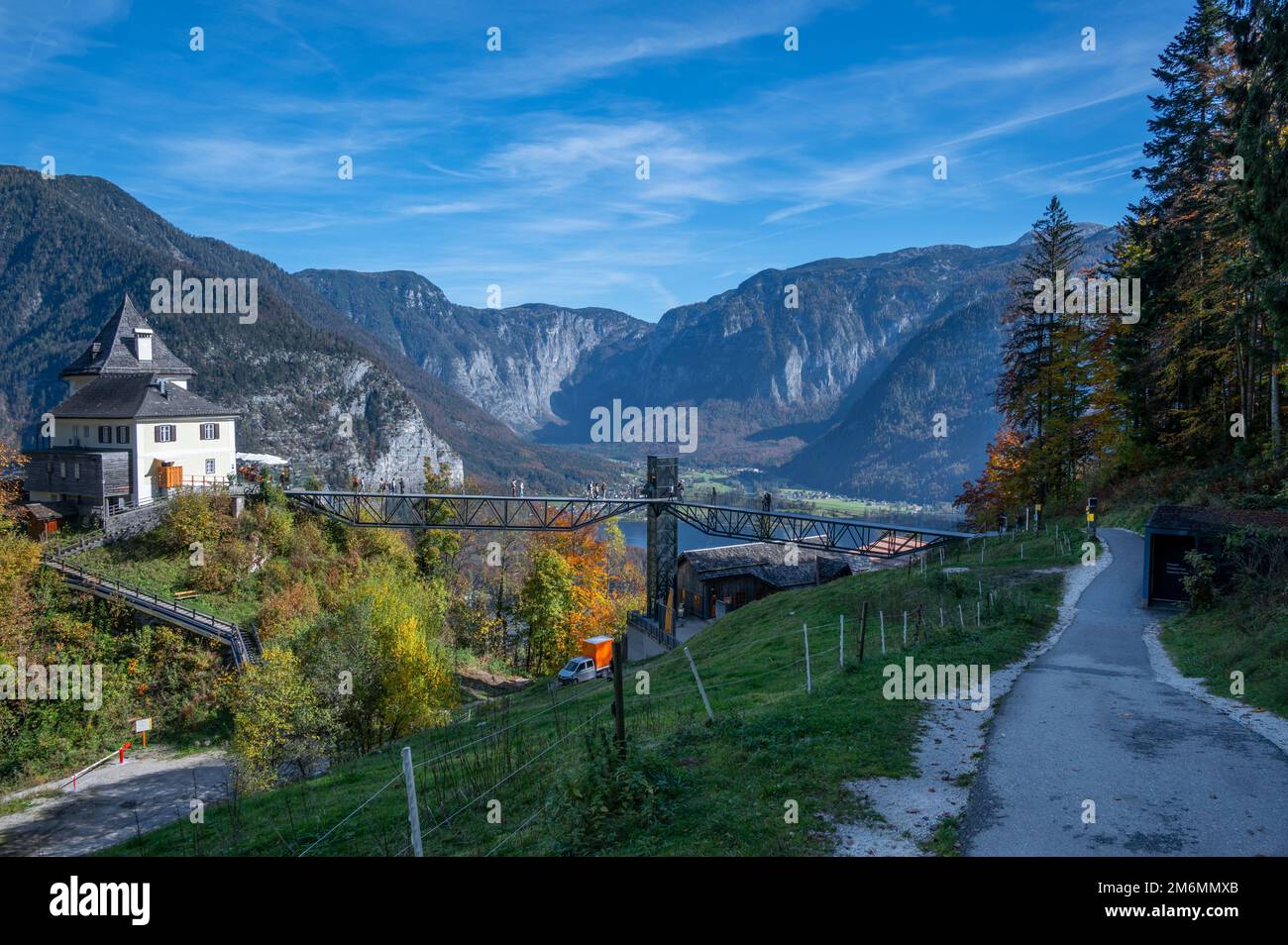 Hallstatt, Österreich. Blick auf ein Restaurant auf der Spitze von Hallstatt, umgeben von Bergbergen mit Blick auf den Hallstatt-See Stockfoto