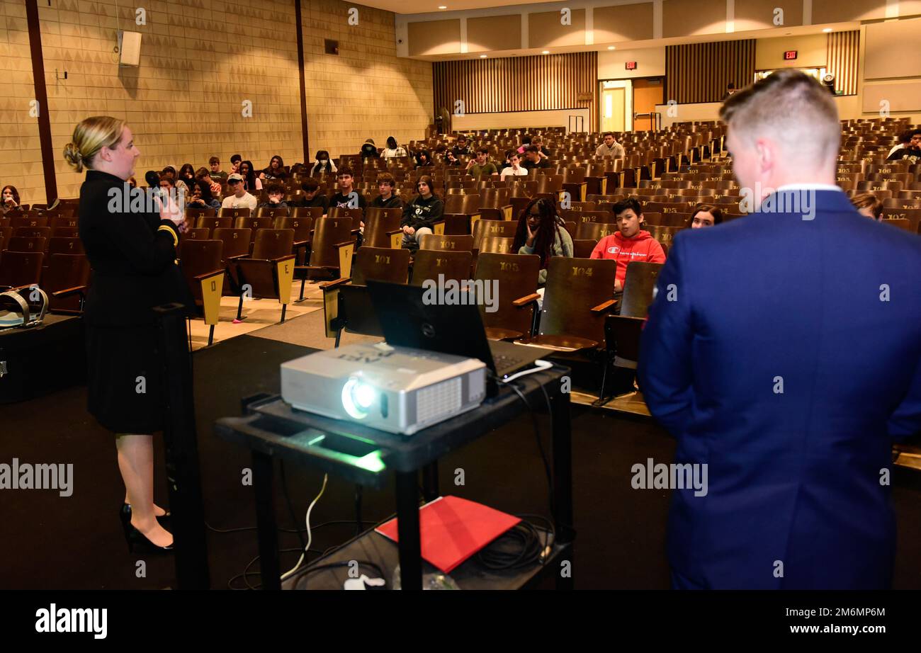 MERCER COUNTY, N.J. -- (2. MAI 2022) USA Lieutenant j.g. der Marine Sarena Padilla aus Jacksonville, FLA, Left, spricht im Rahmen der Navy Week Trenton vor einem Wissenschaftskurs an der Steinert High School. Padilla und ihre Kollegin, USA Spezialist der Küstenwache Matthew Martino, 2. Klasse, aus Spotswood, N.J., arbeitet im US National Ice Center in Washington. Padilla, die als Astrophysikerin ausgebildet war, wandte ihren wissenschaftlichen Hintergrund auf ihre Karriere in der Marine an und hat eine Nische als Offizier für Meteorologie und Ozeanographie (METOC) gefunden. USA Navy-Foto von Chief Mass Communication Specialist Roger S. Duncan Stockfoto