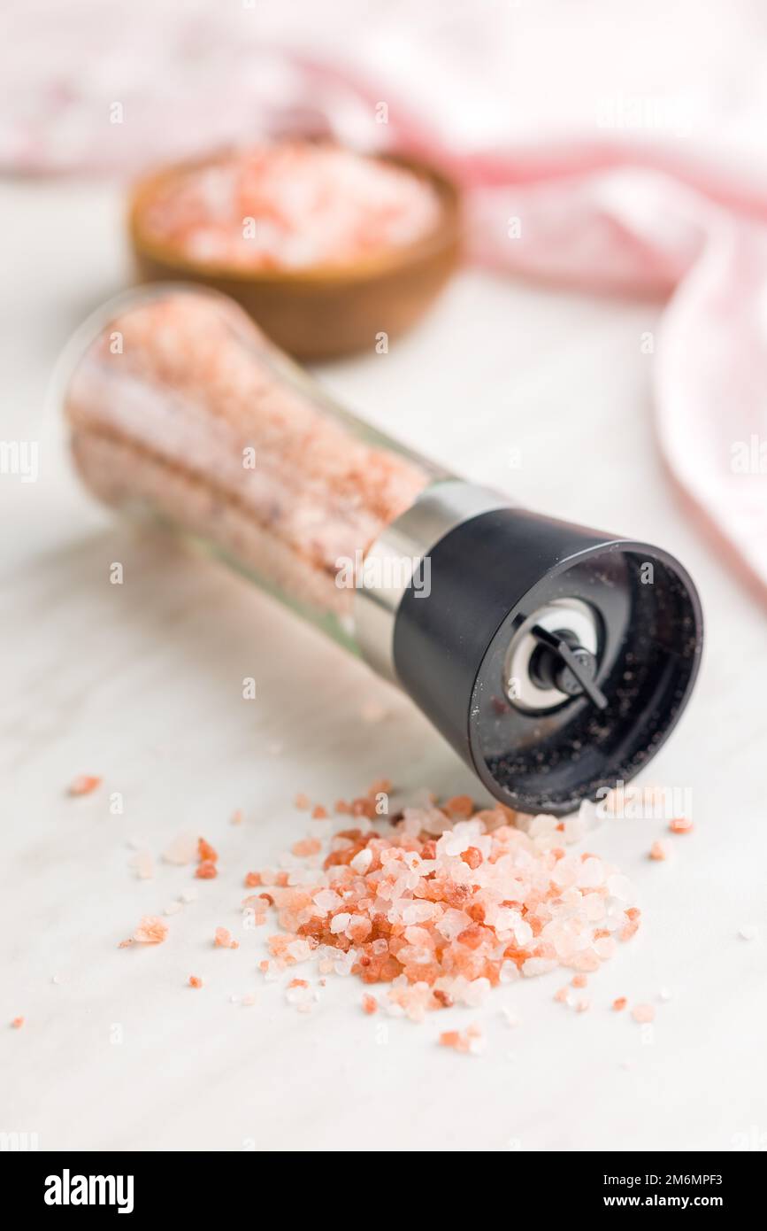 Pink himalaya Salz auf dem Küchentisch. Stockfoto