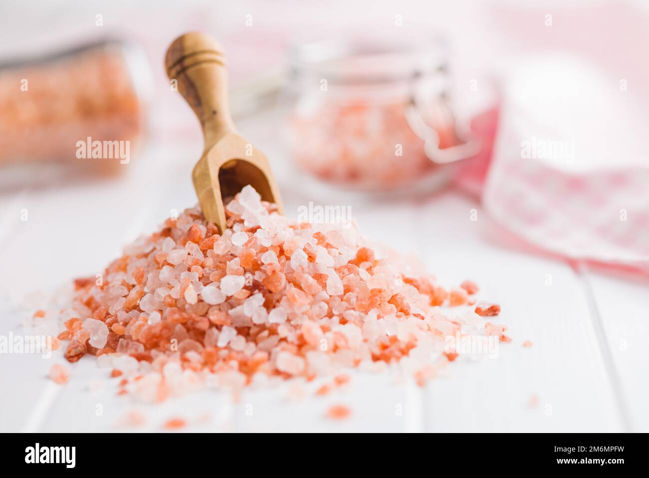 Pink himalaya Salz auf dem Küchentisch. Stockfoto