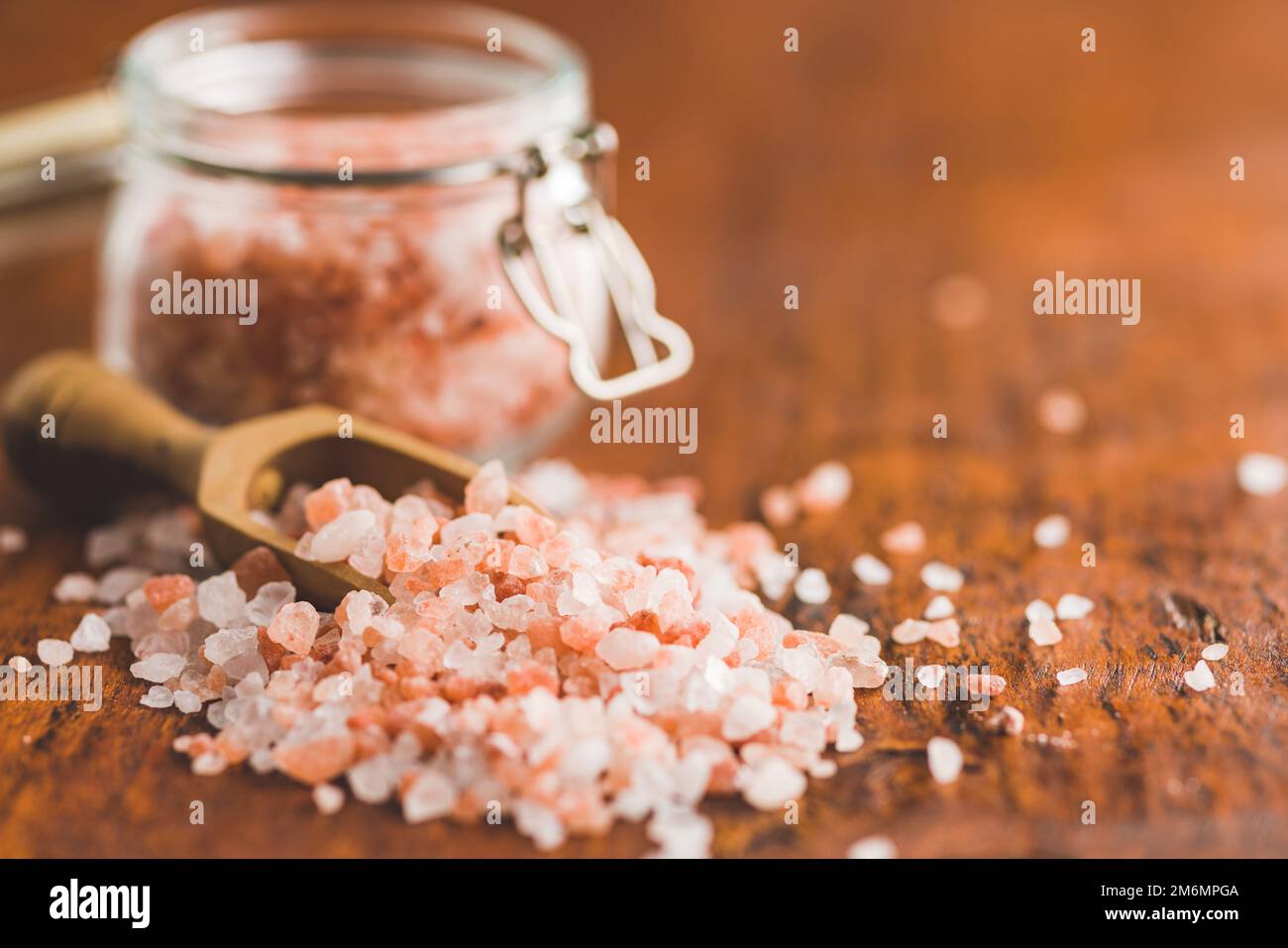 Pink himalaya Salz auf dem Holztisch. Stockfoto